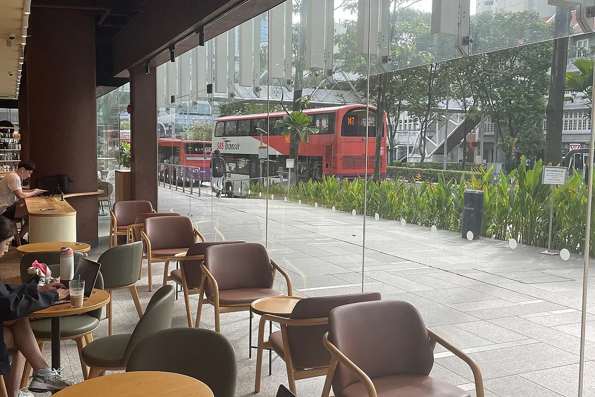 Starbucks The Central Eu Tong Sen Street Singapore – Image 3