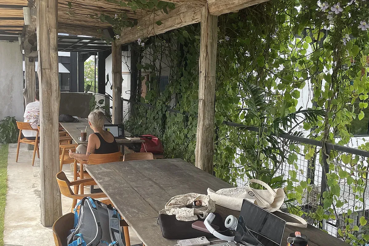 AT 06 ( Dine | Coworking | Gym | Wellness | Events | Catering ) TRAIN AT SIX Jalan Pantai Batu Mejan Canggu – Image 2