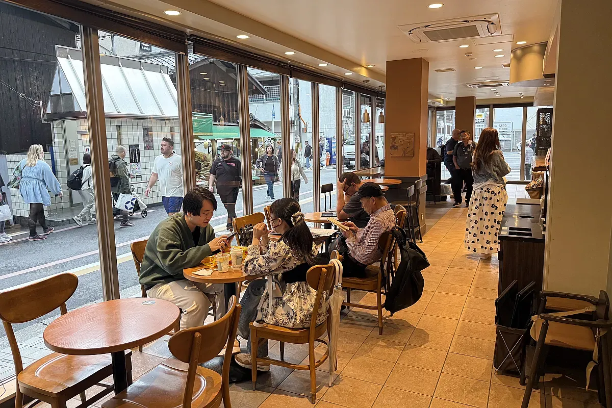 Starbucks Coffee – Kyoto Nishikikoji in Kyoto – Image 3