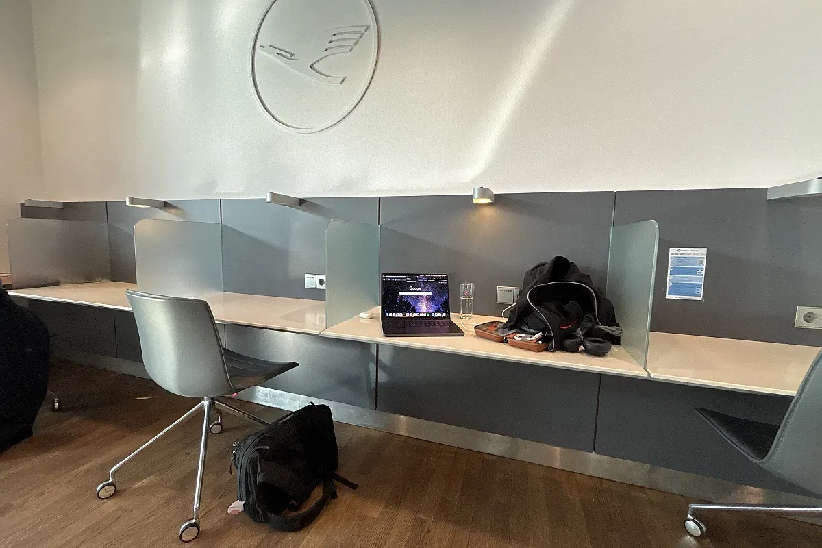 Lufthansa Senator Lounge B (Non-Schengen) Frankfurt am Main – Image 1