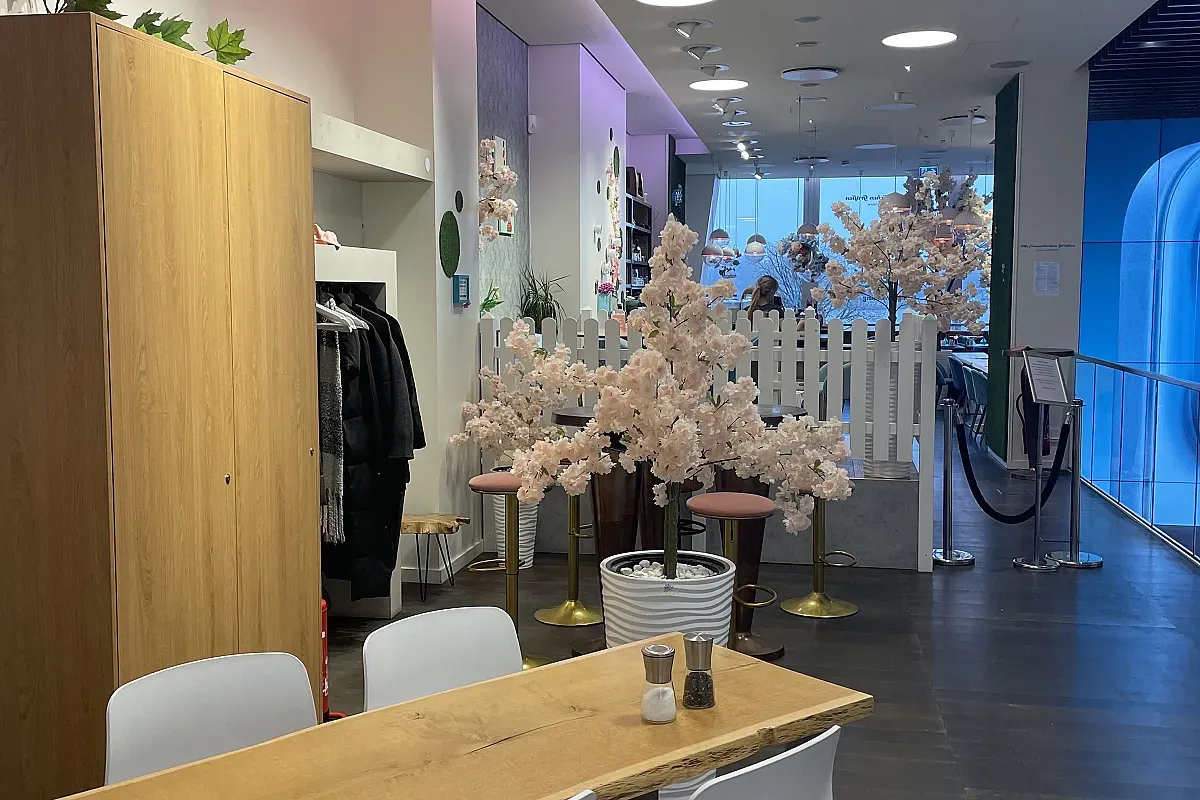 Café – Mit freundlichen Grüßen im Vodafonehaus Hamburg – Image 2