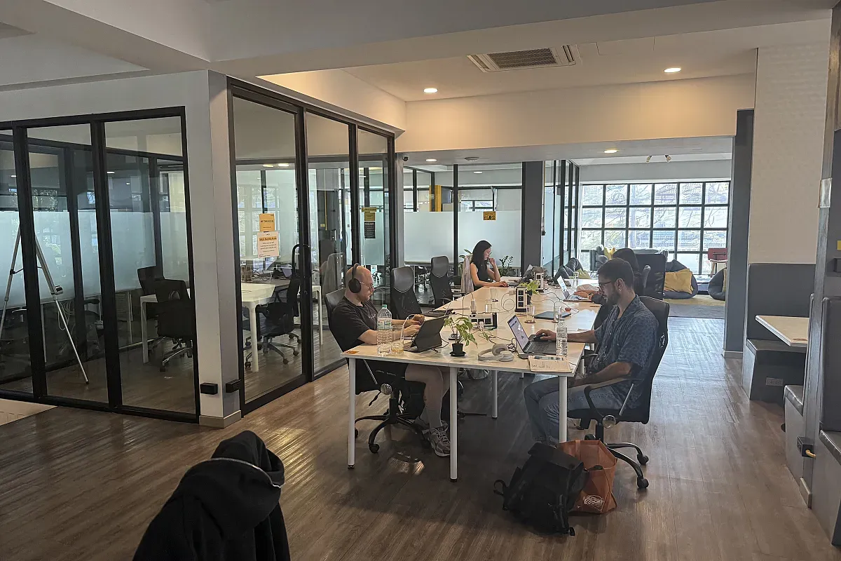 Yellow Coworking Space (Co-working) – Image 1