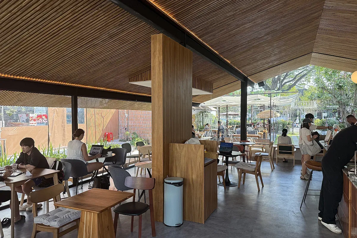 WHYs Nimman Cafe & Restaurant – Image 1