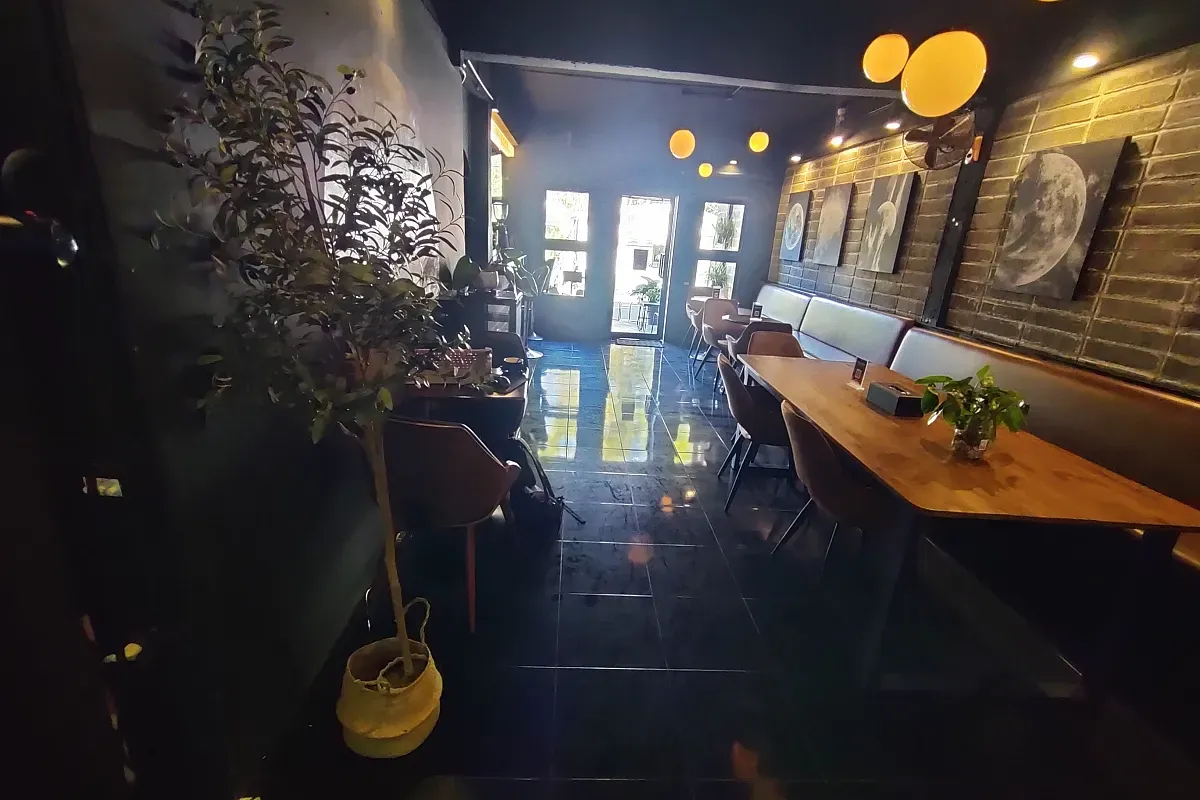 mr.moon (Coffee,Bar,Cafe,Restaurant) – Image 1