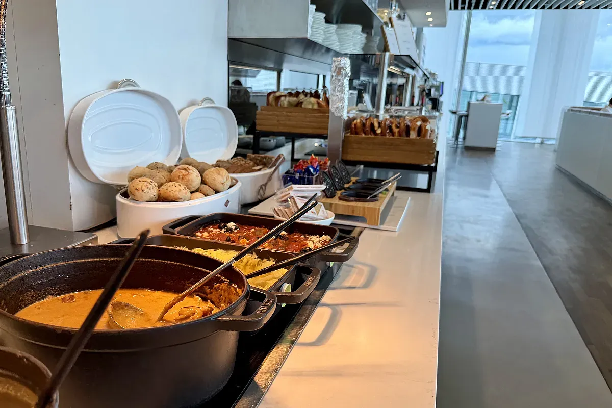 Lufthansa Business Lounge Satellite Schengen – Image 1