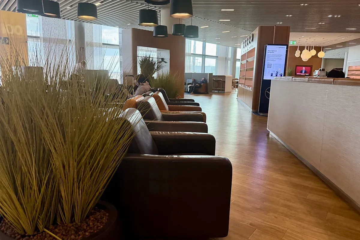Lufthansa Business Lounge Z (Non-Schengen) – Image 1