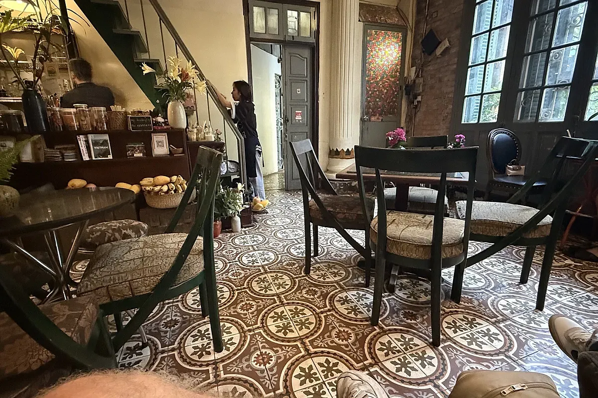 Loading T café – Image 1
