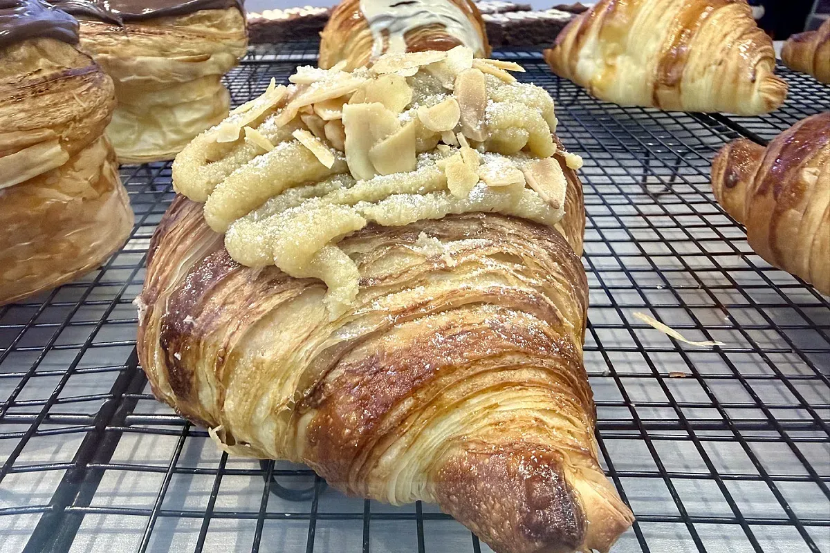 Halaman. Coffee & Pastry – Image 1