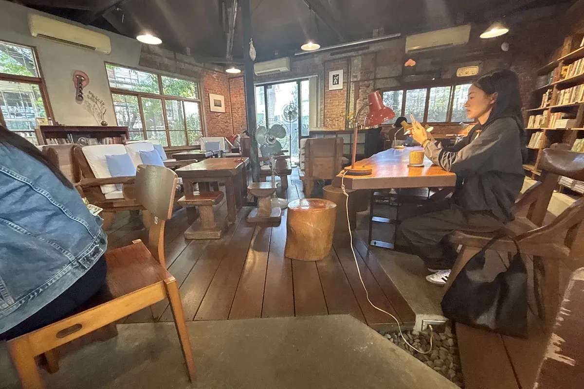 a Room房間咖啡 laptop friendly café in East District
