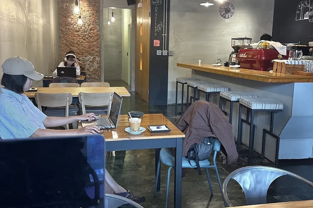 Do good coffee & dessert laptop friendly café in Yancheng District